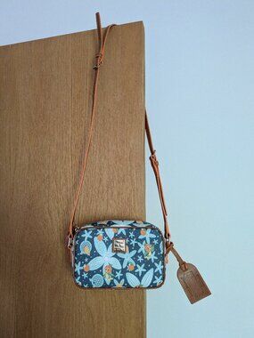 Disney Dooney & Bourke Orange Bird Flower & Garden 2024 Crossbody Bag (no tags)